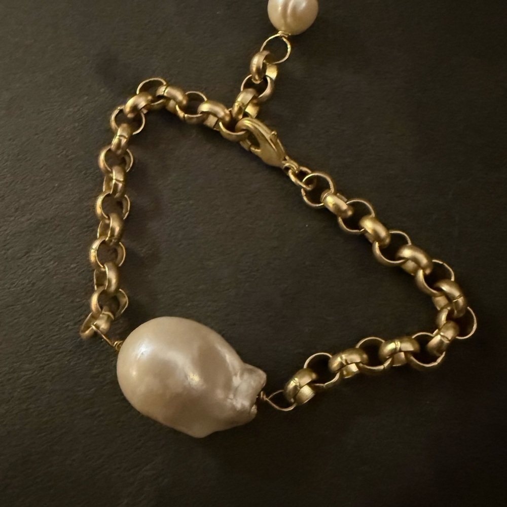 Girl with a Pearl Elegant Gold and Pearl Bracelet